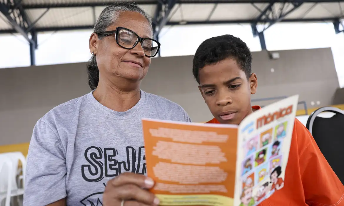 Marcelo Camargo/Agência Brasil Brasília (DF), 26/03/2025 - Varlinda Leite e seu neto, Arthur Diogo, participam do lançamento de gibi da Turma da Mônica sobre intergeracionalidade em escola no Itapoã, região administrativa do Distrito Federal. Foto: Marcelo Camargo/Agência Brasil