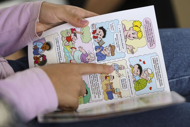 Marcelo Camargo/Agência Brasil Brasília (DF), 26/03/2025 - O ministério dos Direitos Humanos e Instituto Maurício de Souza lançam gibi da Turma da Mônica sobre intergeracionalidade em escola no Itapoã, região administrativa do Distrito Federal. Foto: Marcelo Camargo/Agência Brasil