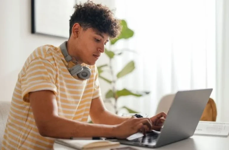 Pé-de-Meia: estudantes já podem consultar dados no portal do MEC